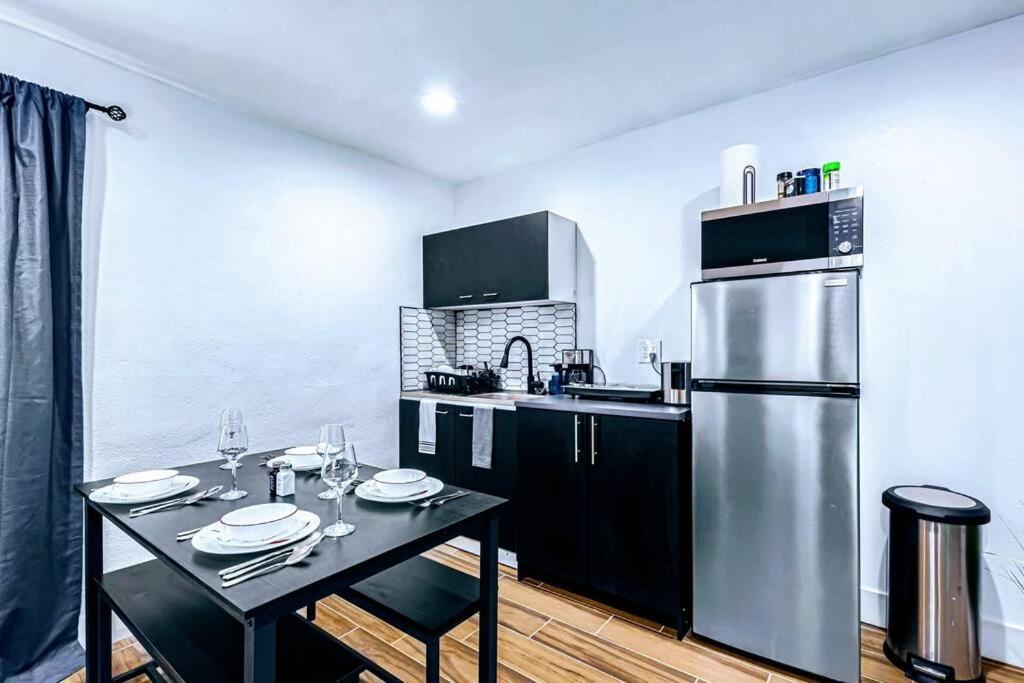 Phoenix Retreat - 1 Bedroom King Suite With 2 Smart Tvs - 10 Min From Airp - Unit B מראה חיצוני תמונה