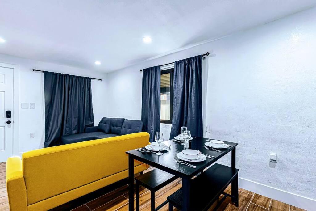 Phoenix Retreat - 1 Bedroom King Suite With 2 Smart Tvs - 10 Min From Airp - Unit B מראה חיצוני תמונה